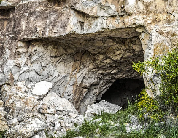 Είσοδος στο σπήλαιο — Φωτογραφία Αρχείου