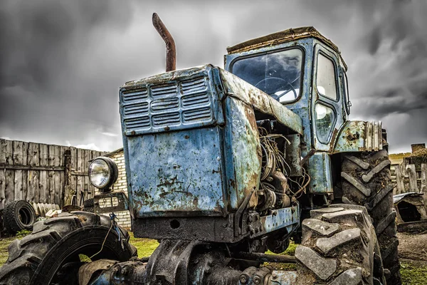 Gamla trasiga traktor — Stockfoto