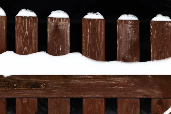 Деревянный забор зимой — стоковое фото