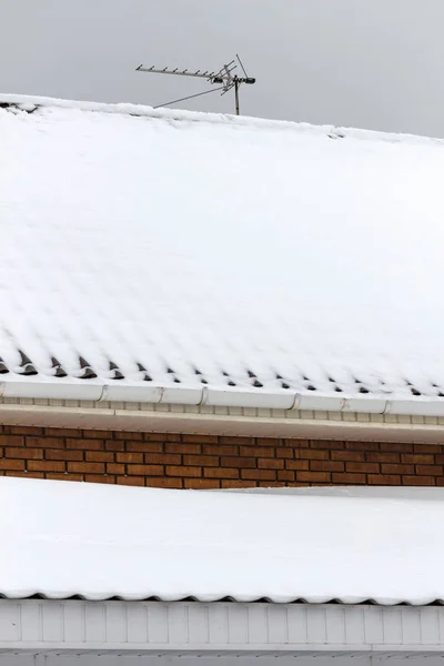 Dach jest pod śniegiem. — Zdjęcie stockowe