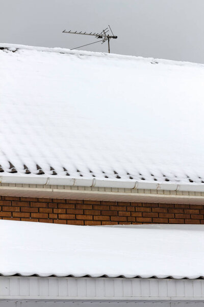 Крыша под снегом