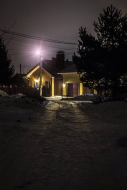 Geceleri vurgulanan ev