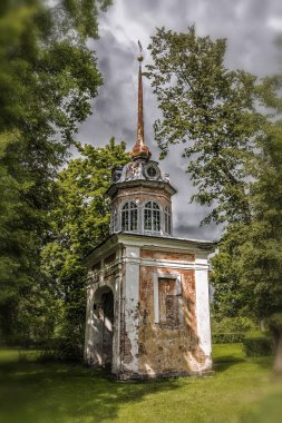 Ormanda eski bir bina