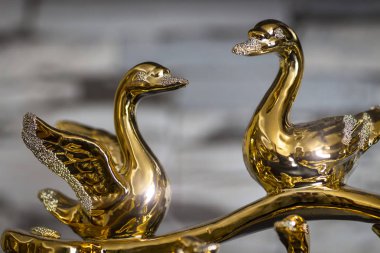Swans altın heykelcik