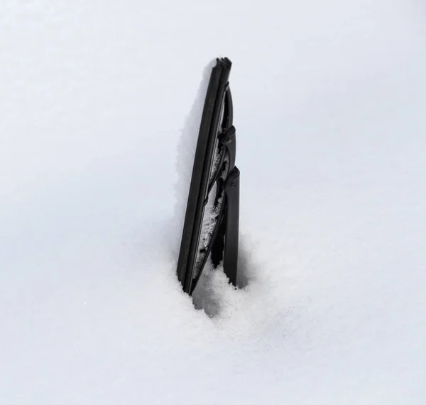 Λεπίδα υαλοκαθαριστήρα κάτω από το χιόνι — Φωτογραφία Αρχείου