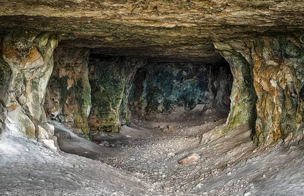 Заброшенные известняковые туннели — стоковое фото