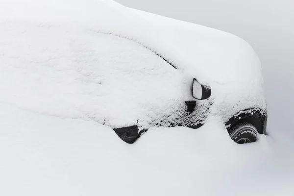 Αυτοκίνητο κάτω από το χιόνι — Φωτογραφία Αρχείου