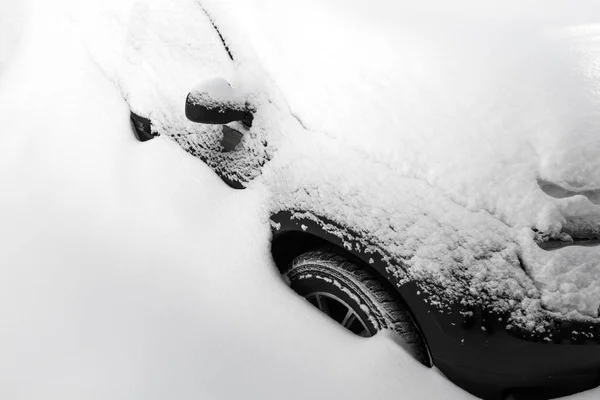 Araba karın altında. — Stok fotoğraf