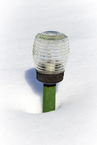 雪中的花园灯笼 — 图库照片