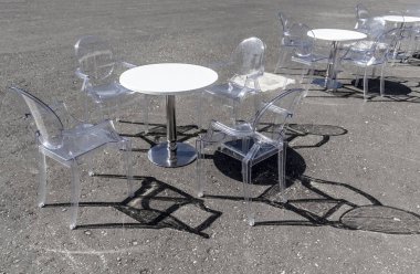 Şeffaf sandalyeler ile sehpa
