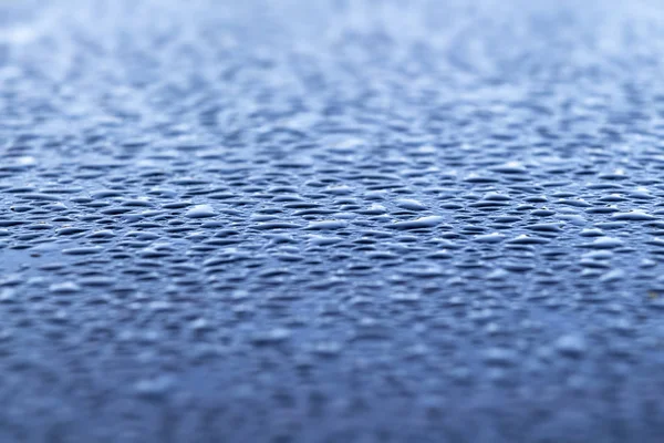 Влажная поверхность автомобиля — стоковое фото