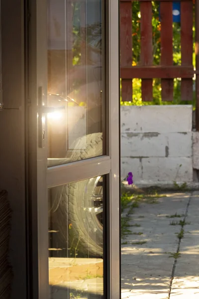 Una puerta abierta al patio trasero —  Fotos de Stock