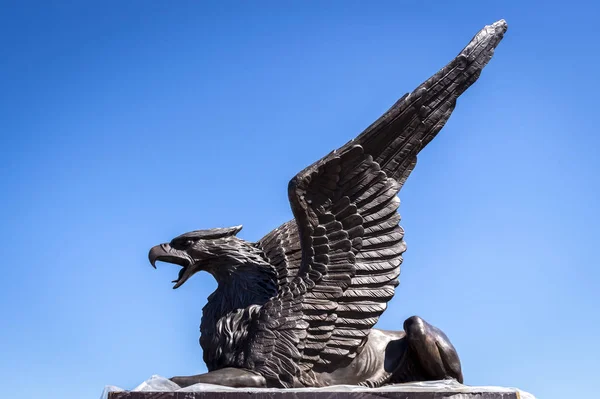 Uma estátua de um dragão-águia — Fotografia de Stock