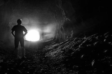 Mağaradaki bir adamın silueti.