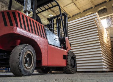 Bir depoda forklift.