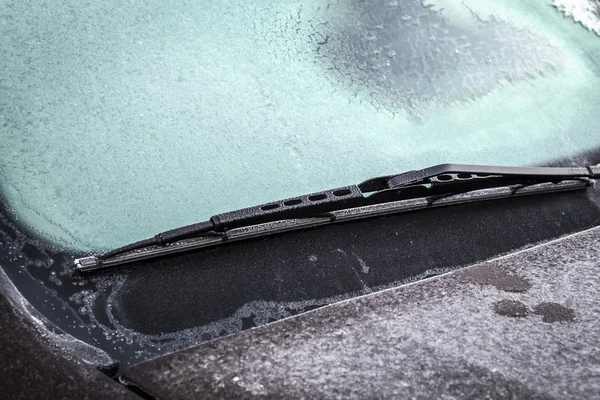 Bilen var täckt med frost — Stockfoto