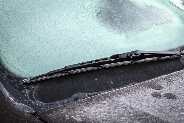 O carro estava coberto de geada. — Fotografia de Stock