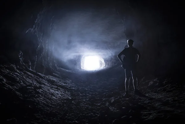 Silhueta de um homem em uma caverna — Fotografia de Stock