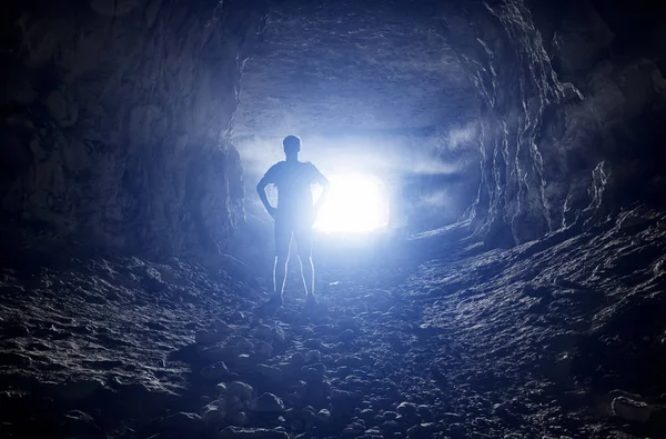 Silhouette di un uomo in una grotta — Foto Stock