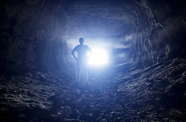 Silhouette eines Mannes in einer Höhle — Stockfoto