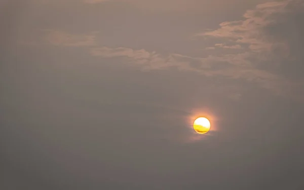 Zon op de rokerige hemel — Stockfoto