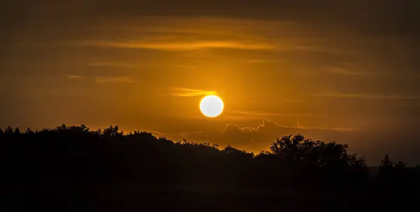 Slunce na oranžovém nebi — Stock fotografie