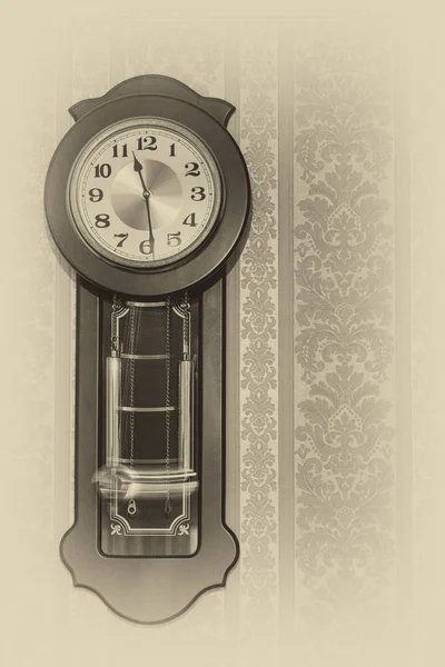 Eski sarkaçlı saat — Stok fotoğraf