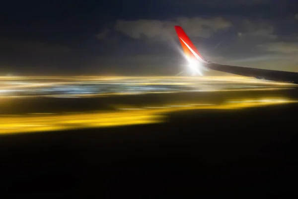 Uitzicht vanaf de patrijspoort van het vliegtuig — Stockfoto