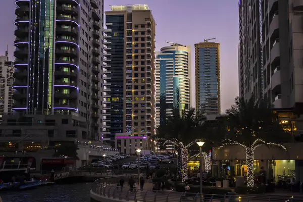 迪拜的夜间高层建筑区 — 图库照片