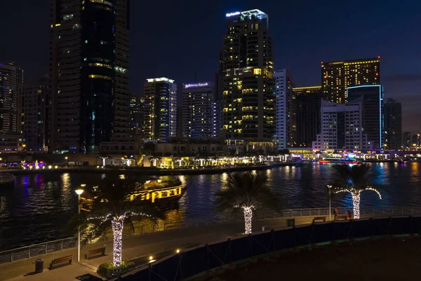 Zone de grande hauteur du soir de Dubaï — Photo