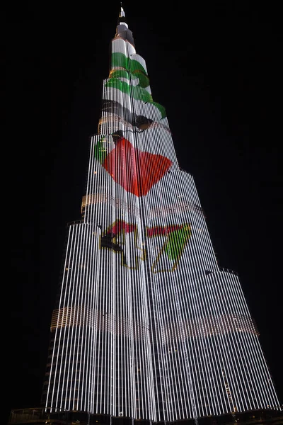 Iluminação noturna do arranha-céu Burj Khalifa nos EAU Ind — Fotografia de Stock