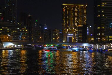 Dubai 'nin akşam yüksek katlı alanı