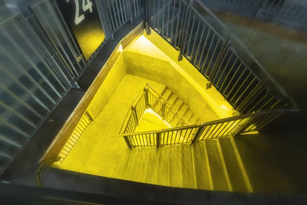 Straßentreppe hinunter — Stockfoto
