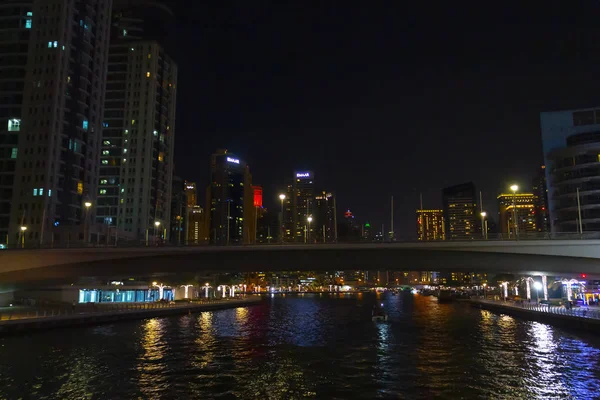 迪拜的夜间高层建筑区 — 图库照片