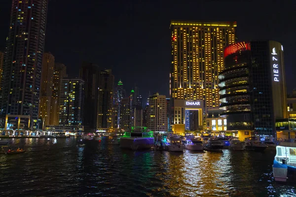 迪拜的夜间高层建筑区 — 图库照片