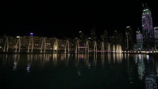 दुबई में प्रकाश के साथ फाउंटेन — स्टॉक वीडियो