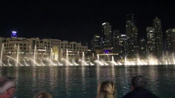 Fuentes con luz en Dubai — Vídeos de Stock