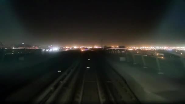 Gece Kentsel Alanın Arka Planda Demiryolu Üzerinde Kabin Penceresinden Görünümü — Stok video