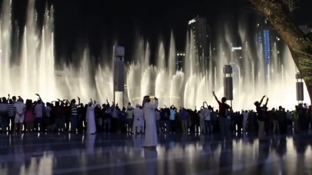 दुबई में प्रकाश के साथ फाउंटेन — स्टॉक वीडियो