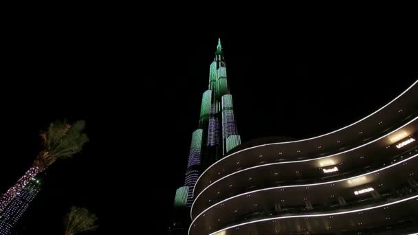 Nocne oświetlenie wieżowca Burj Khalifa w dniu niepodległości ZEA. — Wideo stockowe