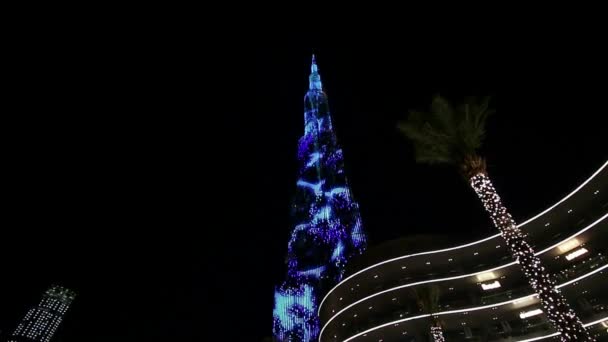 Nocne oświetlenie wieżowca Burj Khalifa w dniu niepodległości ZEA. — Wideo stockowe