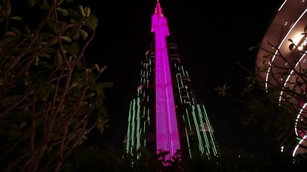 Nocne oświetlenie wieżowca Burj Khalifa w dniu niepodległości ZEA. — Wideo stockowe