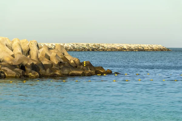 Bir koy ile şehir plajı — Stok fotoğraf