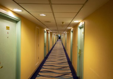 Otelin uzun koridoru