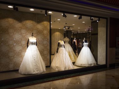 Kadın giysileri al.