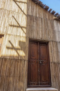 Bina sazlılından yapılmış.