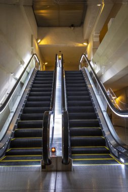 Alt kata yürüyen merdiven