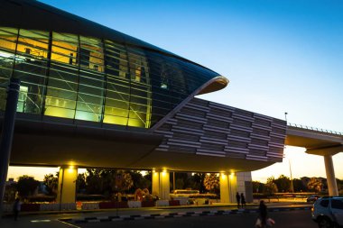 Gece Dubai metro istasyonu