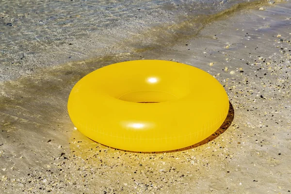 Círculo inflable en la playa —  Fotos de Stock