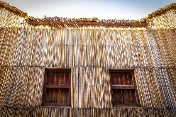 Bina sazlılından yapılmış.